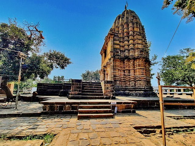 Gauri Somnath Temple Omkareshwar: A Temple of Gigantic Shivlinga - E ...