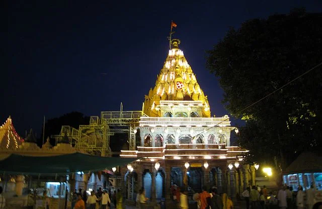Shri_Mahakaleshwer_Temple_at_Night_ujjain_-_panoramio