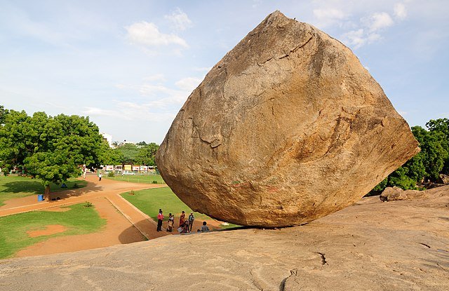 640px-Butter_Ball,_Mahabalipuram