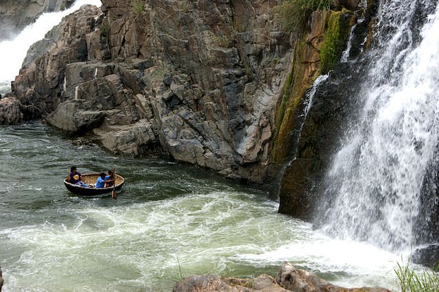 640px-Hogenakkal_Falls_and_Coracle_Ride